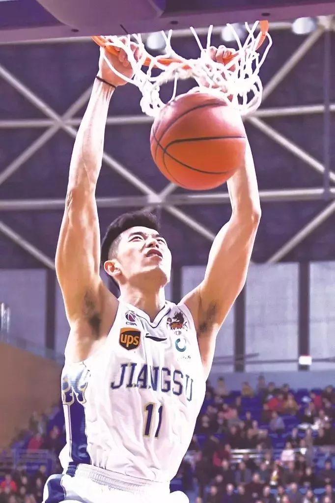 cba总决赛第三场后辽宁球员与四川球迷