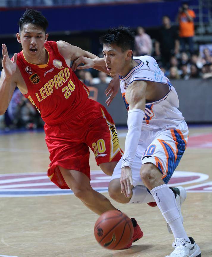 cba总决赛第三场后辽宁球员与四川球迷